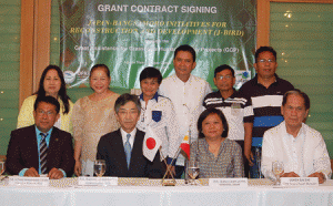 The grants’ signatories (front row from left): Executive Director of BDA Mohammad Shuaib Yacob; Ambassador Ishikawa; OPAPP Undersecretary Maria Cleofe Gettie Sandoval; and Sec. Senen Bacani, GPH Peace Panel member