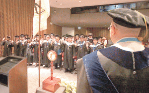 BATCH 2015  New Journalism graduates of The Manila Times College take an oath before Dr. Isagani Cruz, TMTC president, during the school’s ninth commencement exercises on Saturday. PHOTO BY RUY L. MARTINEZ