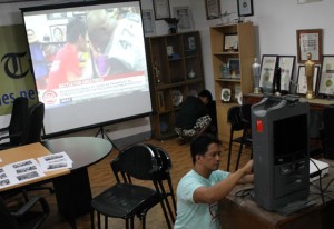 LIVE SHOW  A giant screen is set up at The Manila Times newsroom on the eve of the Pacquiao-Mayweather mega fight.  PHoto By MELYN ACOSTA