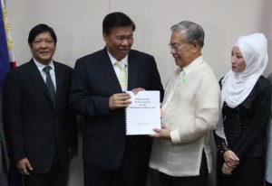 PEACE COUNCIL REPORT  Senate President Franklin M. Drilon receives from retired Chief Justice Hilario Davide Jr.  a copy of the findings of the Citizen’s Peace Council tasked to review the proposed Bangsamoro Basic Law. Also in photo are Sen. Ferdinand Marcos Jr., chairman of the Senate Committee on Local Government (left) and peace council member Bai Rohaniza Sumndad-Usman.  PHOTO BY RUY L. MARTINEZ