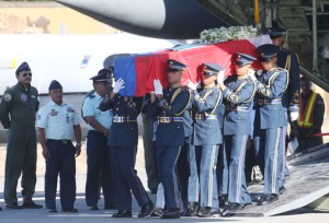 GREAT LOSS  Honor guards take the flagdraped coffin of Philippine Ambassador to Pakistan Domingo Lucenario Jr. out of a Pakistani Air Force plane on Wednesday. PHOTO BY RENE DILAN 