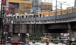 LOCO MOTIVE Personnel of the Light Railway Transit authority examine the position of the two trains that were involved in the Saturday morning crash. PHOTO By MIkE DE JUAN 