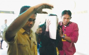 CAmera shy Jeane Napoles covers her face on her way to the Court of tax appeals where she was arraigned for tax evasion. PhOTO By MIgueL dE GuzmAN 