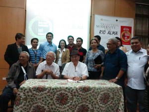  Attendees pose with the National Artists led by Virgilio Almario and speakers present at the book launching