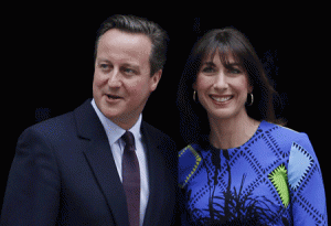 CONSERVATIVE WIN  Britain’s Prime Minister and Leader of the Conservative Party David Cameron (left) and his wife Samantha pose for pictures outside 10 Downing Street in London on May 8, 2015, a day after the British general election. Cameron’s Conservative party on Friday won a majority in the House of Commons in the general election. AFP PHOTO