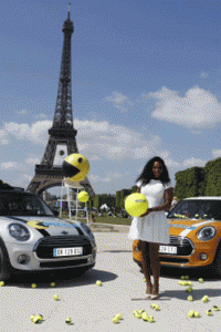 US tennis player Serena Williams poses on May 22, 2015 in front of the Eiffel Tower in Paris. AFP PHOTO