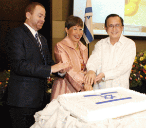 Israel’s Deputy Chief of Mission Adam Michael Levene, Ambassador Effie Ben Matityau’s wife Lizia Lu, and DFA Undersecretary Evan Garcia share honors at the cake cutting ceremony