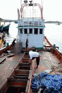 PRISON AT SEA  An Indonesian fisherman looks into the hold of a wooden fishing boat used by a human trafficking syndicate to transport nearly 600 mostly Rohingya migrants from Myanmar and Bangladesh anchored at Lhokseumawe fishing port located in Indonesia’s Aceh province on May 13, 2015. Thousands of migrants believed to be stranded at sea without food and water could die unless Southeast Asian governments act urgently to rescue them, migrant groups and the UN warned May 12. AFP PHOTO