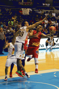 Rain or Shine Elasto Painters’ Paul Lee drives past the defense of the Barako Bull during the PBA Governors’ Cup at the Smart Araneta Coliseum in Quezon City on Sunday. MIGUEL DE GUZMAN