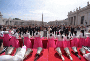 Pope Francis greets South Korean girls performing music with bells before his weekly general audience at St Peter's square on May 20, 2015 at the Vatican. AFP PHOTO 