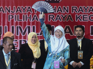 WINNER  Wan Azizah, (2nd R), wife of Malaysian opposition leader Anwar Ibrahim celebrates after winning a by-election in Permatang Pauh, in the northern Malaysian state of Penang on May 7, 2015. The wife of jailed Malaysian opposition leader Anwar Ibrahim won her husband’s parliamentary seat on May 7 in a by-election seen as a test of support for the three-party alliance he headed, local media reported. AFP PHOTO