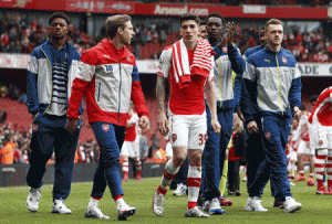 (From left) Arsenal’s English striker Chuba Akpom, Arsenal’s Spanish defender Nacho Monreal, Arsenal’s Spanish defender Hector Bellerin, Arsenal’s English striker Danny Welbeck and Arsenal’s English defender Calum Chambers walk around the pitch thanking the crowd at the end of the English Premier League football match between Arsenal and West Bromwich Albion at the Emirates Stadium in London on May 24, 2015. AFP PHOTO