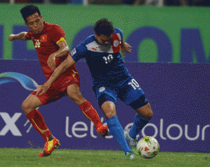 Azkal Phil Younghusband (right) fights for the ball with Vietnam’s Nguyen Van Quyet during their AFF Suzuki Cup match at Hanoi’s My Dinh stadium on November 28, 2014.Vietnam won 3-1.  AFP FILE PHOTO