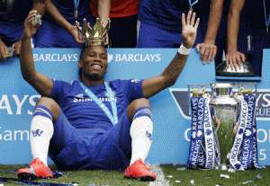 Chelsea’s Ivorian striker Didier Drogba wears the crown holding a camera as he poses during the presentation of the Premier League trophy after the English Premier League football match between Chelsea and Sunderland at Stamford Bridge in London Monday. AFP PHOTO