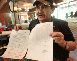 ‘DEMOLITION JOB’ Former mayor Edward Hagedorn of Puerto Princesa shows his Statement of Assets, Liabilities and Net Worth during a news conference at Makati City on Friday. PHOTO BY MELYN ACOSTA