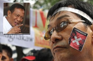 BE NICE  Vice President Jejomar Binay (left) gestures during his news conference as antiBinay protesters (right) gather at the Makati Freedom Park. PHOTOS BY RENE DILAN AND MELYN ACOSTA 