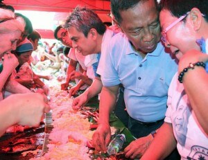 SHOULDER TO CRY ON Vice President Jejomar Binay lends an ear to an elderly woman in Navotas City.  PHOTO BY MIKE DE JUAN