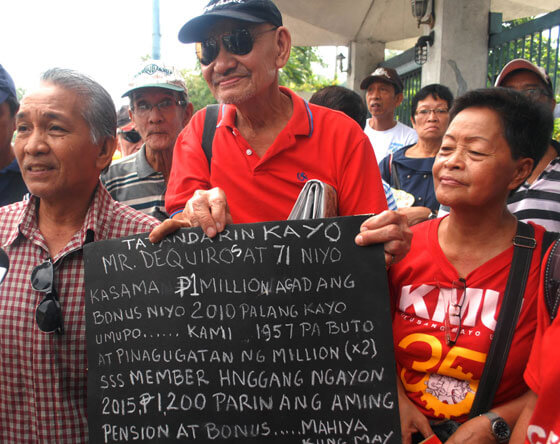 An elderly pensioner holds a placard with a message to Social Security System president and CEO Emilio De Quiros. PHOTO BY MIKE DE JUAN 