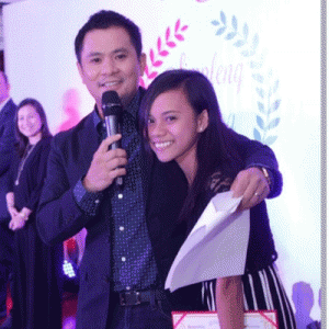 Ogie Alcasid takes a moment to congratulate one of the scholar-graduates of the foundation as Gabay Guro chairman and TOYM awardee Chaye Cabal-Revilla and her fellow volunteers look on