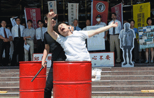 DEATH PENALTY PROTEST  A protester (in white) reacts as he acts in a portrayal of death row inmate Chiou Hoshun during a demonstration in front of the Justice Ministry in Taipei on June 9, 2015. AFP PHOTO