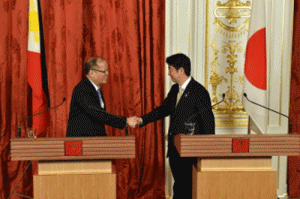 Philippine President Benigno Aquino (left) shakes hands with Japan's Prime Minister Shinzo Abe after their joint press conference at the Akasaka State Guesthouse in Tokyo on Thursday. AFP PHOTO