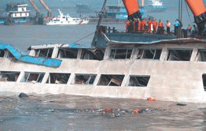 KILLER SHIP  Cranes raise the sunken ship ‘Eastern Star’ at the disaster site in Jianli, central China’s Hubei province. AFP PHOTO