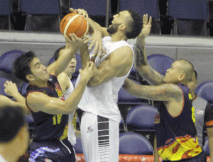 ROUGH AND TUMBLE Ryan Arana and JR Quinahan of Rain or Shine fight for the ball against Liam Paul McMorrow of Barako Bull during the PBA Governor’s Cup quarterfinals at the Smart Araneta Coliseum on Saturday. PHOTO BY MIKE DE JUAN