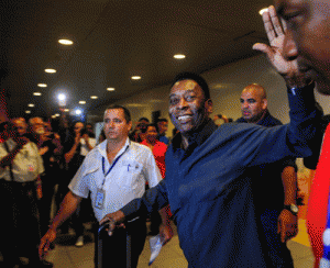 Brazilian football legend Pele waves upon arrival with the New York Cosmos at Jose Marti Airport on Monday in Havana. AFP PHOTO