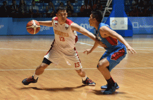 Enguio Ebrahim (left) Lopez of Indonesia controls the ball in front of Baser Amer of the Philippines during their men’s basketball match at the 28th Southeast Asian Games in Singapore on Wednesday. AFP PHOTO