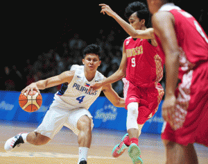 SMOOTH OPERATOR Sandy Febrianysah Kurniawan of Indonesia (right) attempts to block against Kiefer Ravena of the Philippines during the men’s basketball gold medal match at the 28th Southeast Asian Games (SEA Games) in Singapore on Monday. AFP PHOTO