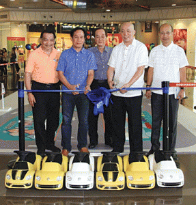 (From Left) PGRSP secretary general Bert Suansing, DOTC Asec Dante Lantin, Robinson’s Land Corporation’s (RLC) Tommy Lee O, RLC’s Irving Wu and VW PH marketing director Arnel Doria during the formal opening of the junior driving course at the Robinson’s Magnolia in Quezon City.