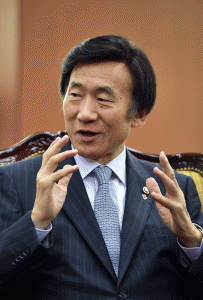 FIRST JAPAN VISIT  South Korean Foreign Minister Yun Byung-Se is shown during a meeting with World Health Organization (WHO) director-general Margaret Chan at the foreign ministry in Seoul on June 18, 2015. Yun arrived Sunday for his first visit to Japan as Foreign Minister, at a time when relations between the two countries are strained.  AFP PHOTO 