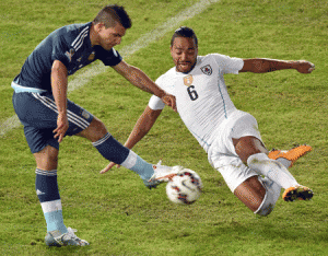 Argentina’s forward Sergio Aguero (left) and Uruguay’s defender Alvaro Pereira vie during their 2015 Copa America football championship match, in La Serena, Chile, on Wednesday. AFP PHOTO