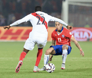 Peru’s midfielder Carlos Ascues (left) is marked by Chile’s forward Eduardo Vargas during their 2015 Copa America football championship semifinals match, in Santiago. AFP PHOTO