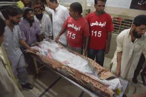 KILLER HEAT  Rescue volunteers and relatives shift the dead body of heatwave victims at the EDHI morgue in Karachi on June 21, 2015. A heatwave has killed at least 45 people in Pakistan’s largest city of Karachi, officials said June 21, as residents grapple with frequent power outages and water scarcity during the Muslim fasting month of Ramadan. AFP PHOTO