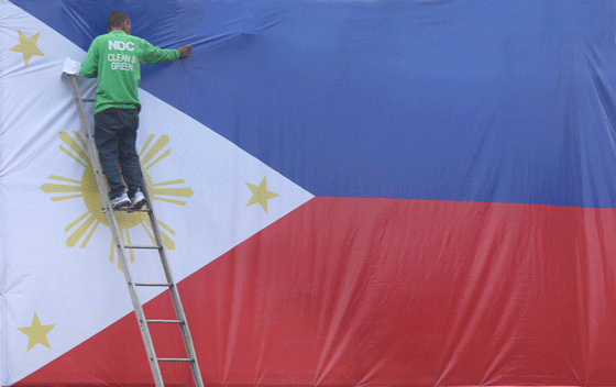  A man installs a giant Philippine flag at Quezon Memorial Circle in Quezon City in preparation for the country’s 117th Independence Day celebration on June 12. This year’s theme is “Kalayaan 2015: Tagumpay sa Pagbabagong Nasimulan, Abot-Kamay na ng Bayan,” literally, Independence 2015: Triumph of Reforms Begun, Within the People’s Reach. PHOTO BY RUY L. MARTINEZ