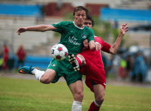 SNEAKY HAVANA: NY Cosmos’ Mads Stokkelien (left) and Cuba’s Jorge Luis Clavelo battle for the ball during their friendly football match on Wednesday at Pedro Marrero stadium in Havana. AFP PHOTO