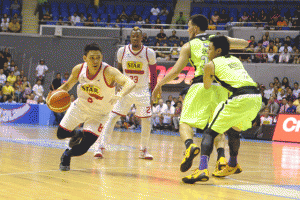 Star Hotshots’ Peter June Simon drives against Globalport Batang Pier’s Terrence Romeo during the quarterfinals of the Philippine Basketball Association (PBA) overnors’ Cup on Sunday at the Araneta Coliseum. The Hotshots win, 101-94, to advance to the semifinals. CONTRIBUTED PHOTO