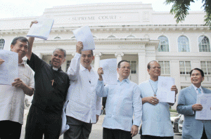 LEGAL EAGLES  Members of the Philippine Constitution Association (from left) former National Security Adviser Norberto Gonzales, Bishop Romulo dela Cruz, Leyte Rep. Ferdinand Martin Romualdez, former senator Francisco Tatad, Archbishop Fernando Capalla and retired justice Manuel Lazaro show their copies of the petition they filed with the Supreme Court. PHOTO BY MELYN ACOSTA