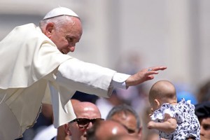 Pope Francis blesses a baby during his weekly general audience at St peter’s square  at the Vatican. AFP PHOtO