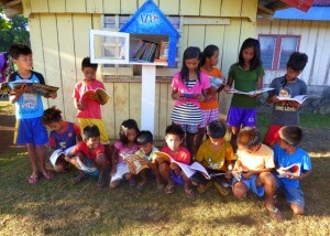  The kids of Fuga island enjoy their new books 