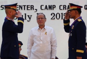 TAKE CHARGE President Benigno Aquino 3rd stands as principal witness as outgoing PNP chief Leonardo Espina salutes the new director-general, Ricardo Marquez. MALACAÑANG PHOTO 