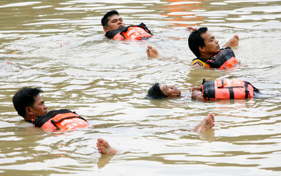 Members of the Philippine Coast Guard Auxiliary District demonstrate the use of salba-bote, a flotation device made from used plastic bottles. The salba-bote, a joint project of the Coast Guard, One Meralco Foundation and the Marikina city government, was conceived as part of the city’s disaster preparedness program.   MIGUEL DE GUZMAN 