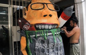 RALLY ART  An artist puts finishing touches on an effigy of President Benigno Aquino 3rd which activists will parade around the metropolis on monday when the President delivers his final state of the nation Address. PHoto By MIke de Juan 