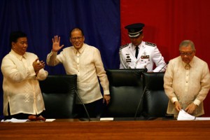 CURTAIN CALL President Benigno Aquino 3rd acknowledges applause as he takes his seat before the start of his State of the Nation Address at the Batasan Pambansa in Quezon City. PHOTO BY MIGUEL DE GUZMAN 