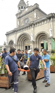 GOD HELP US Rescuers evacuate a victim in Thursday’s earthquake drill in Intramuros, Manila. PHOTO BY BONG RANES 