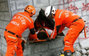 TRIANGLE OF LIFE Rescue workers pull out a ‘victim’ from a ‘collapsed’ structure in Thursday’s Metro Manila-wide earthquake drill.  PHOTO BY MIGUEL DE GUZMAN 