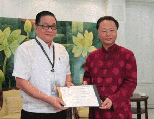 National Library Director Antonio Santos presents a Certificate of Appreciation to Chinese Ambassador Zhao Jianhua for donating 1,884 books to the Philippines. PHOTO BY ABBY PALMONES