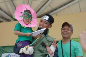 Egay Cabalitan Jr. with the young winner of CausePlay, a fun take on cosplay wherein contestants dressed up to symbolize their love and protection for Mother Earth