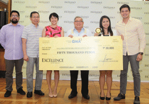 GMA AVP for Public Affairs Neil Gumban, Kapwa Ko Mahal Ko Foundation President Dr. Orlando Mercado, GMA AVP for Corporate Affairs Ma. Teresa Pacis, GMA Chairman and CEO Atty. Felipe Gozon, GMA Network Excellence Awardee for 2015 Mari Angelyn Miranda Arambulo, and YesPinoy Foundation Chairman and actor Jose Sixto “Dingdong” Dantes III